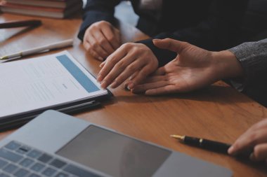 Yargıç Gavin ve Adalet Avukatları hukuk firmasının arka planında takım toplantısı yapıyorlar. Hukuk ve Hukuk Hizmetleri kavramları.