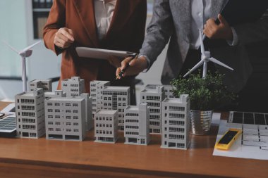 İş adamları arasında güneş pili paneli teknolojisi ve Güneş Enerjisi Çevre Kenti kavramındaki son gelişmeler üzerine tartışma.