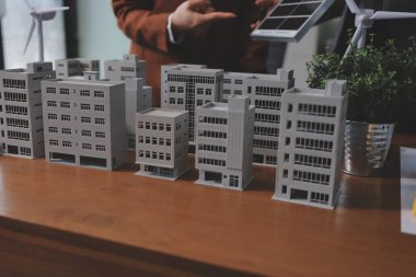 İş adamları arasında güneş pili paneli teknolojisi ve Güneş Enerjisi Çevre Kenti kavramındaki son gelişmeler üzerine tartışma.