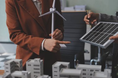 İş adamları arasında güneş pili paneli teknolojisi ve Güneş Enerjisi Çevre Kenti kavramındaki son gelişmeler üzerine tartışma.