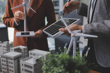 İş adamları arasında güneş pili paneli teknolojisi ve Güneş Enerjisi Çevre Kenti kavramındaki son gelişmeler üzerine tartışma.