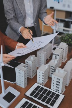 İş adamları arasında güneş pili paneli teknolojisi ve Güneş Enerjisi Çevre Kenti kavramındaki son gelişmeler üzerine tartışma.