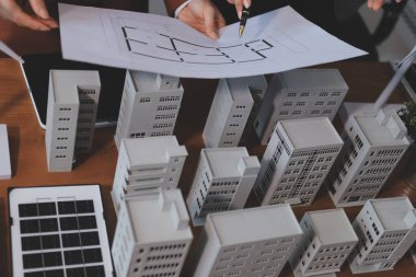 İş adamları arasında güneş pili paneli teknolojisi ve Güneş Enerjisi Çevre Kenti kavramındaki son gelişmeler üzerine tartışma.