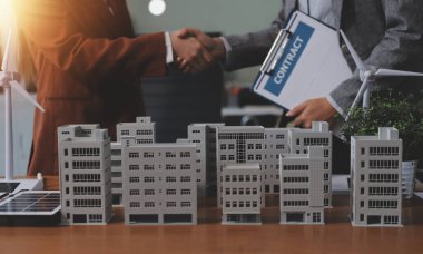 İş adamları arasında güneş pili paneli teknolojisi ve Güneş Enerjisi Çevre Kenti kavramındaki son gelişmeler üzerine tartışma.