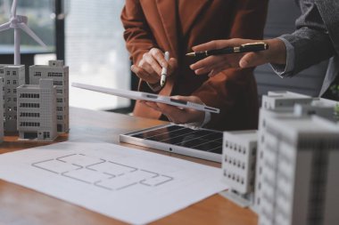 İş adamları arasında güneş pili paneli teknolojisi ve Güneş Enerjisi Çevre Kenti kavramındaki son gelişmeler üzerine tartışma.