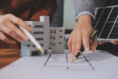 İş adamları arasında güneş pili paneli teknolojisi ve Güneş Enerjisi Çevre Kenti kavramındaki son gelişmeler üzerine tartışma.