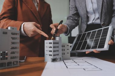 İş adamları arasında güneş pili paneli teknolojisi ve Güneş Enerjisi Çevre Kenti kavramındaki son gelişmeler üzerine tartışma.