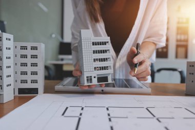 İş adamları arasında güneş pili paneli teknolojisi ve Güneş Enerjisi Çevre Kenti kavramındaki son gelişmeler üzerine tartışma.