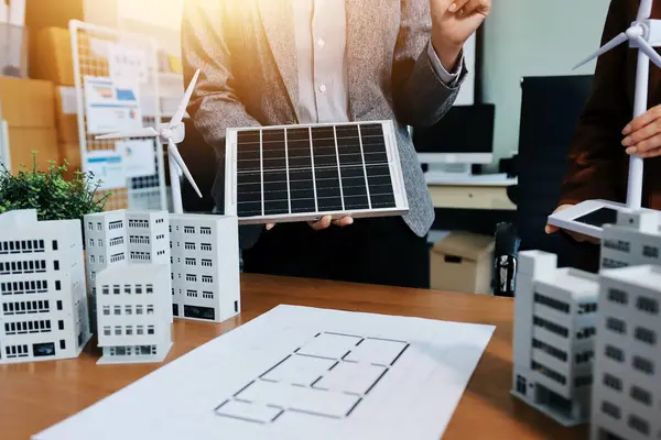 İş adamları arasında güneş pili paneli teknolojisi ve Güneş Enerjisi Çevre Kenti kavramındaki son gelişmeler üzerine tartışma.