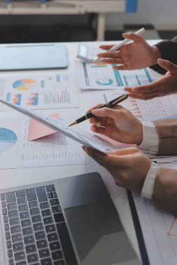 Muhasebe şirketi kazançlı nakit akışı için finansman ve vergilendirme planlaması, ofiste çalışan denetçi ve muhasebeci ekibi, mali verileri ve muhasebe kayıtlarını hesap makinesiyle analiz eder.