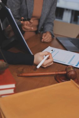 Yargıç Gavin ve Adalet Avukatları hukuk firmasının arka planında takım toplantısı yapıyorlar. Hukuk ve Hukuk Hizmetleri kavramları.