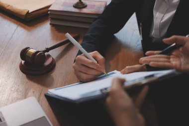 Yargıç Gavin ve Adalet Avukatları hukuk firmasının arka planında takım toplantısı yapıyorlar. Hukuk ve Hukuk Hizmetleri kavramları.