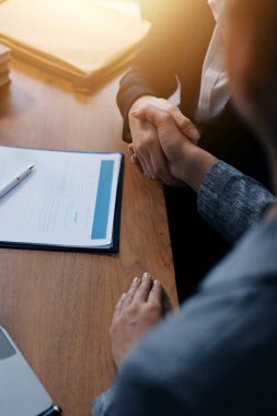 Yargıç Gavin ve Adalet Avukatları hukuk firmasının arka planında takım toplantısı yapıyorlar. Hukuk ve Hukuk Hizmetleri kavramları.