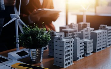 İş adamları arasında güneş pili paneli teknolojisi ve Güneş Enerjisi Çevre Kenti kavramındaki son gelişmeler üzerine tartışma.