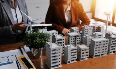 İş adamları arasında güneş pili paneli teknolojisi ve Güneş Enerjisi Çevre Kenti kavramındaki son gelişmeler üzerine tartışma.