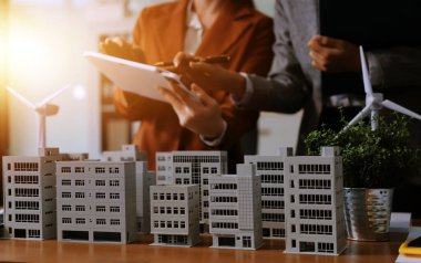 İş adamları arasında güneş pili paneli teknolojisi ve Güneş Enerjisi Çevre Kenti kavramındaki son gelişmeler üzerine tartışma.