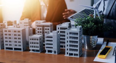 İş adamları arasında güneş pili paneli teknolojisi ve Güneş Enerjisi Çevre Kenti kavramındaki son gelişmeler üzerine tartışma.