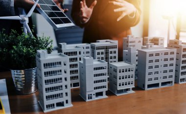 İş adamları arasında güneş pili paneli teknolojisi ve Güneş Enerjisi Çevre Kenti kavramındaki son gelişmeler üzerine tartışma.