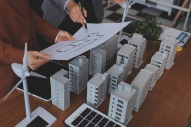 İş adamları arasında güneş pili paneli teknolojisi ve Güneş Enerjisi Çevre Kenti kavramındaki son gelişmeler üzerine tartışma.