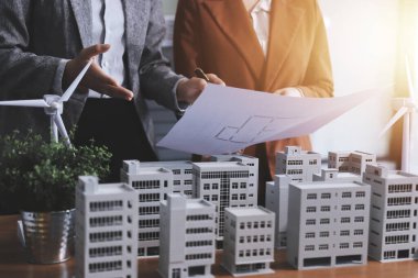 İş adamları arasında güneş pili paneli teknolojisi ve Güneş Enerjisi Çevre Kenti kavramındaki son gelişmeler üzerine tartışma.