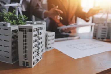 İş adamları arasında güneş pili paneli teknolojisi ve Güneş Enerjisi Çevre Kenti kavramındaki son gelişmeler üzerine tartışma.