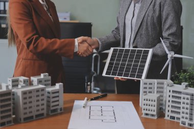 İş adamları arasında güneş pili paneli teknolojisi ve Güneş Enerjisi Çevre Kenti kavramındaki son gelişmeler üzerine tartışma.