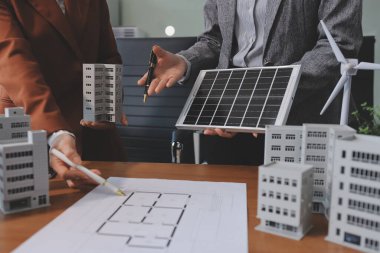 İş adamları arasında güneş pili paneli teknolojisi ve Güneş Enerjisi Çevre Kenti kavramındaki son gelişmeler üzerine tartışma.