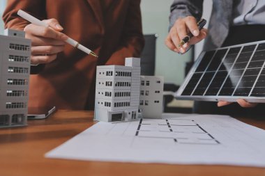 İş adamları arasında güneş pili paneli teknolojisi ve Güneş Enerjisi Çevre Kenti kavramındaki son gelişmeler üzerine tartışma.