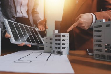 İş adamları arasında güneş pili paneli teknolojisi ve Güneş Enerjisi Çevre Kenti kavramındaki son gelişmeler üzerine tartışma.