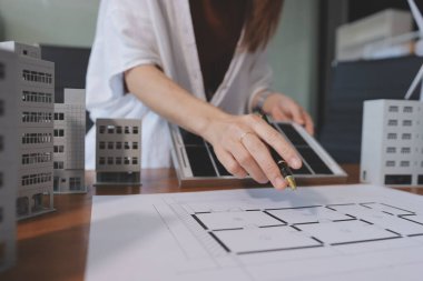 İş adamları arasında güneş pili paneli teknolojisi ve Güneş Enerjisi Çevre Kenti kavramındaki son gelişmeler üzerine tartışma.