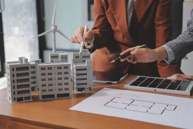 İş adamları arasında güneş pili paneli teknolojisi ve Güneş Enerjisi Çevre Kenti kavramındaki son gelişmeler üzerine tartışma.