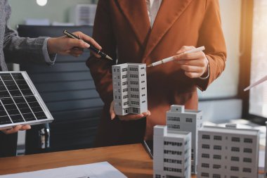 İş adamları arasında güneş pili paneli teknolojisi ve Güneş Enerjisi Çevre Kenti kavramındaki son gelişmeler üzerine tartışma.