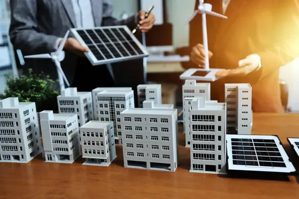 İş adamları arasında güneş pili paneli teknolojisi ve Güneş Enerjisi Çevre Kenti kavramındaki son gelişmeler üzerine tartışma.