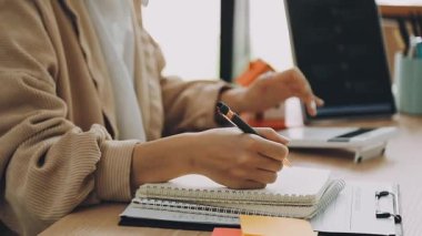 İş ekibi ofiste dizüstü bilgisayarda birlikte çalışıyor.