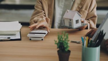 Emlak acentesinin ev modelini vermesi ve evdeki müşteriyle kontrat imzaladıktan sonra müşteriye vermesi..