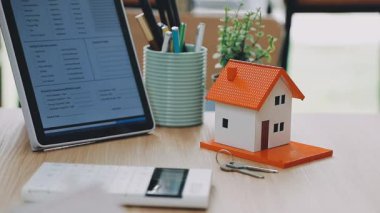 ev kredisi emlakçısı ya da dizüstü bilgisayarı olan kredi acentesi