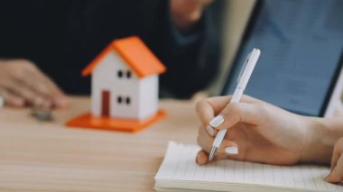 Kadın eli dizüstü bilgisayarla evde çalışıyor.