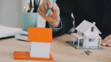 holding model ev Emlak