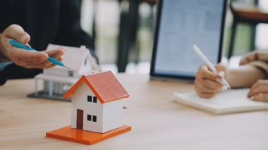 Ev modeli olan gerçek bir ajan..