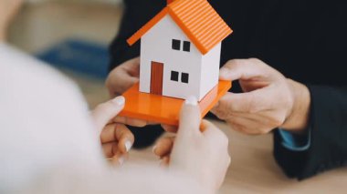 ev modeli ve erkek eli kağıt üzerinde