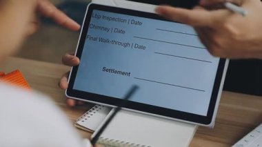 Dijital tablet kullanan adam