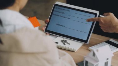 İşadamı müşterisine dijital tablet gösteriyor