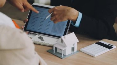 Emlakçı müşteriye anahtarı veriyor.