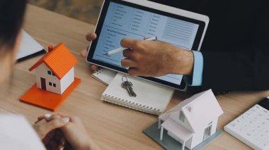 Dijital tablet ve bilgisayarla çalışan iş adamı