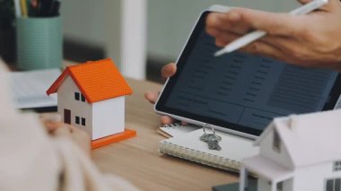 Adam online alışveriş için dizüstü bilgisayar ve akıllı telefon kullanıyor.