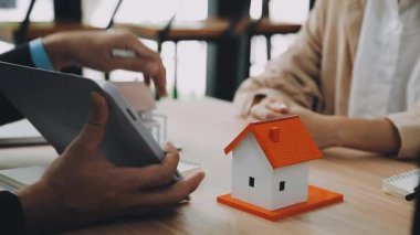 Modern ofiste akıllı ev telefonu ve tablet bilgisayar kullanan iş adamı