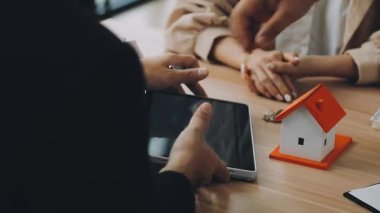 Kapat. Genç bir işadamı ev modelini gösteriyor..