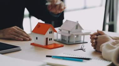 Emlakçı eve bir model gösteriyor.