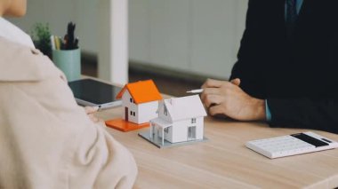 Emlakçı ev modelini ev almak için gösteriyor