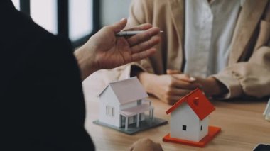 Emlakçı müşteriye anahtar veriyor, çift ev alıyor, ev alıyor ve kiralıyor..